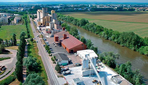 Vue aérienne de l’usine Extrusel le long de la Saône, avec le stockage des produits fi nis dans le bâtiment marron. Cette usine tourne 350 jours par an avec six personnes.